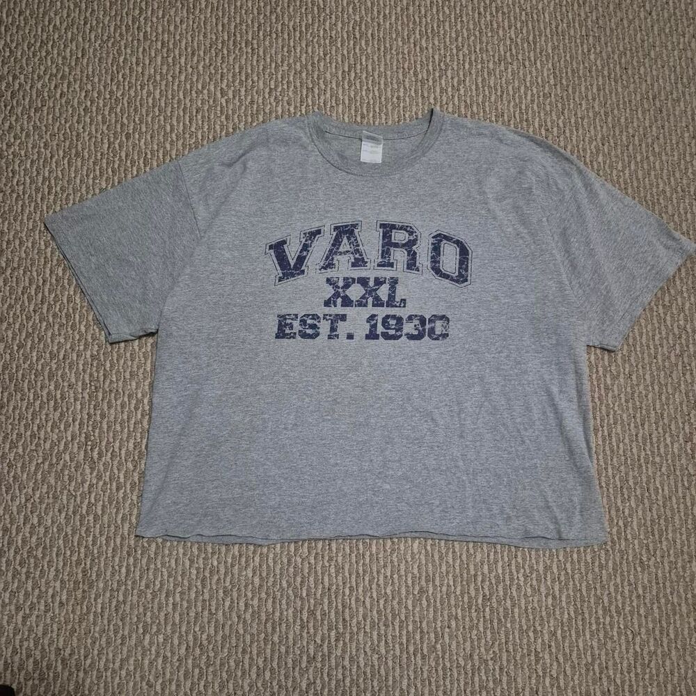 Gildan Varo XXL Est. 1930 - Tag 2XL but cropped Medium